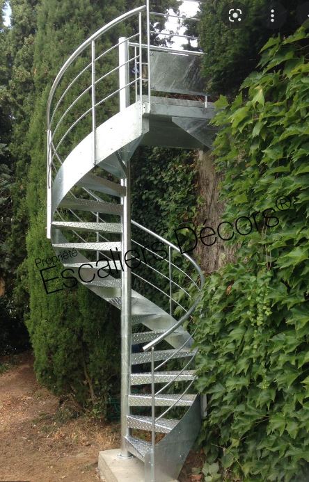 Escalera de chapa en la naturalezahss.jpg