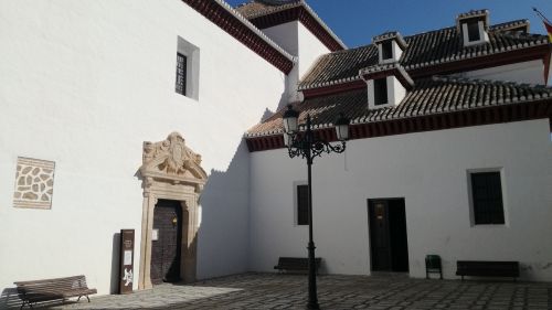 Iglesia Parroquial de la Zubia(Puerta con placa).jpg