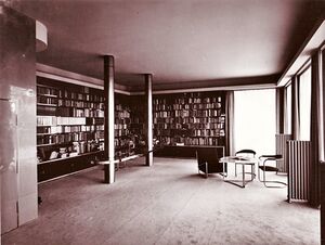 Landhaus03 wohnraum mit bibliothek 1939.jpg