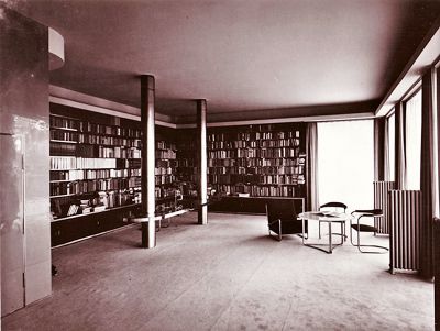 Landhaus03 wohnraum mit bibliothek 1939.jpg