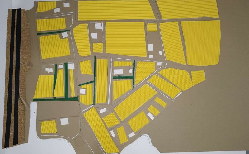Plano-maqueta que busca con diferentes materiales indicar terrenos de cultivo, lindes y parcelas donde sí se podría construir.