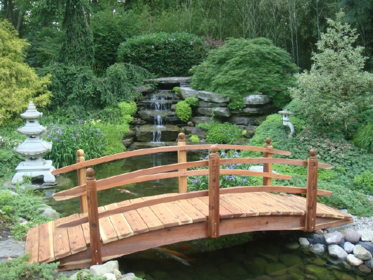 Puente madera jardín.png